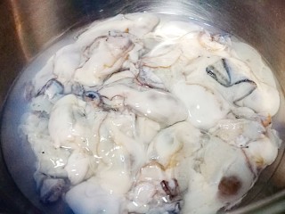 地方美食家里吃之台湾蚵仔煎,牡蛎在水中泡一泡 清洗干净