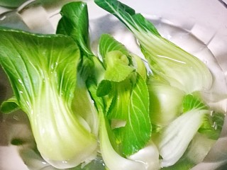 地方美食家里吃之台湾蚵仔煎,油菜掰开洗净 切碎