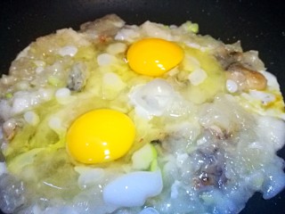 地方美食家里吃之台湾蚵仔煎,将鸡蛋打入锅中