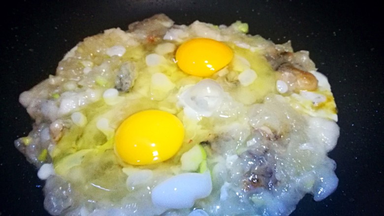 地方美食家里吃之台湾蚵仔煎,将鸡蛋打入锅中