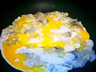 地方美食家里吃之台湾蚵仔煎,将蛋黄搅散