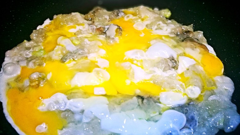 地方美食家里吃之台湾蚵仔煎,将蛋黄搅散