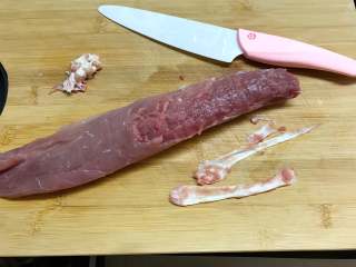 京酱肉丝,猪里脊先去除白筋。