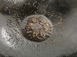 京酱肉丝,放入葱姜水，料酒和糖，翻炒。