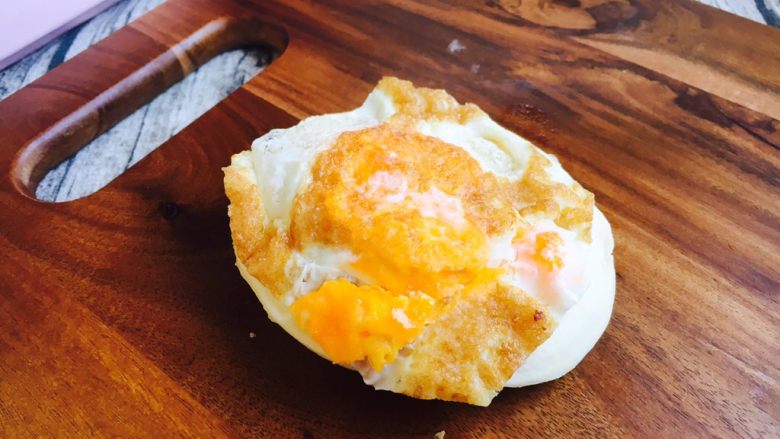 #感恩节食谱# 烧饼夹鸡蛋老火腿,放入煎好的鸡蛋。
