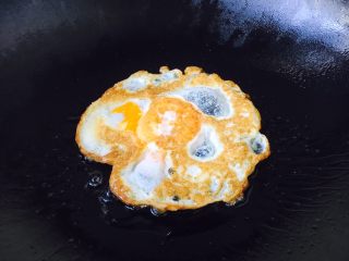 #感恩节食谱# 烧饼夹鸡蛋老火腿,煎一个鸡蛋，在上边撒少许的盐。
