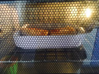 #感恩节食谱# 烧饼夹蔬菜辣汁五花肉,烧饼放烤箱中层，上下管加热200度，烤约8分钟。