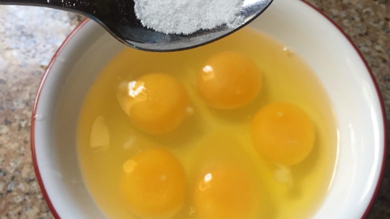 地道的美式早餐之——推滑蛋,把5个<a style='color:red;display:inline-block;' href='/shicai/ 9'>鸡蛋</a>打入碗中，加入适量的盐。（或者不加盐，在做好后吃之前再根据个人口味撒适量的盐也很常见。）