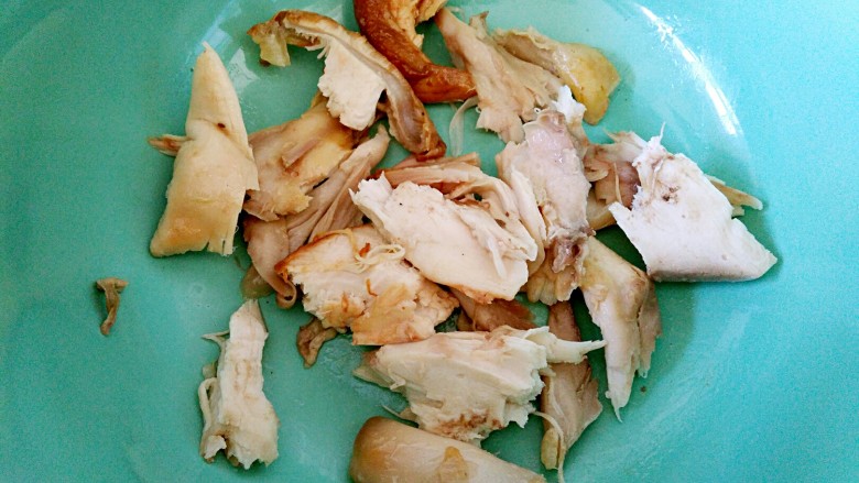 #感恩节食谱#桂花香辣鸡肉牛油果沙拉,最好用手撕出想要的鸡肉