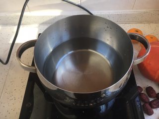 #感恩节食谱# 南瓜大枣小米粥,锅里放1000ml的水，把水煮开。