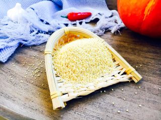 #感恩节食谱# 南瓜大枣小米粥,营养丰富的小米。