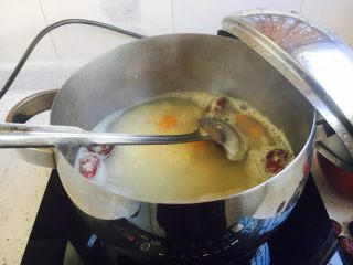 #感恩节食谱# 南瓜大枣小米粥,煮小米粥时一定随时观察，小米粥比较爱溢出，煮的时候把一把勺放锅里，改变一下沸腾的方向，能有效的防止米汤溢出。