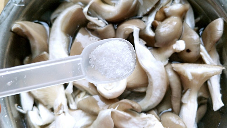 蘑菇金银鸡蛋,把蘑菇撕成小瓣，用水清洗，加入盐泡10分钟