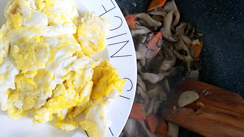 蘑菇金银鸡蛋,胡萝卜变色以后放入鸡蛋翻炒