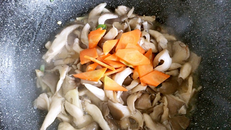 蘑菇金银鸡蛋,如果蘑菇还有出水的话可以多炒一会，差不多的时候放入胡萝卜翻炒
