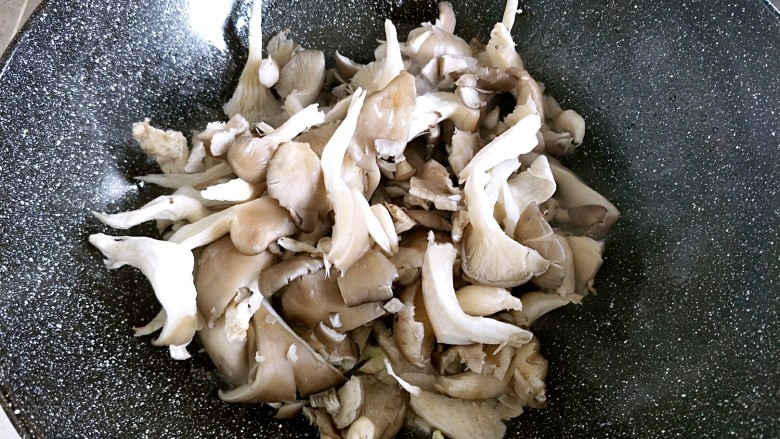 蘑菇金银鸡蛋,香味出来以后放入蘑菇翻炒