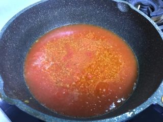 东北樱桃肉,炸好后把油倒出去，直接加入适量的清水，挤入番茄酱