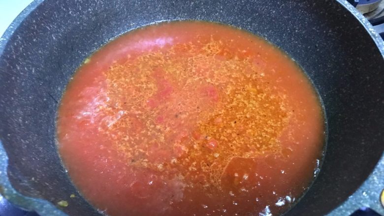 东北樱桃肉,炸好后把油倒出去，直接加入适量的清水，挤入番茄酱