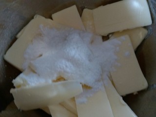 芒果果酱饼干,黄油切片状软化，软化好的黄油加三分之一的糖粉，用电动打蛋器进行打发