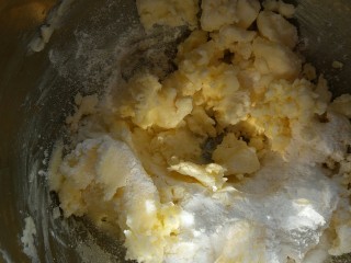 芒果果酱饼干,再加入余下的二分之一的糖粉，进行搅打均匀