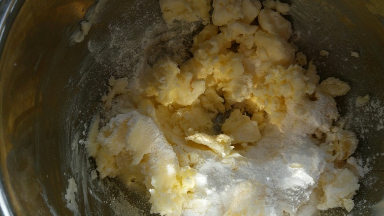 芒果果酱饼干,再加入余下的二分之一的糖粉，进行搅打均匀