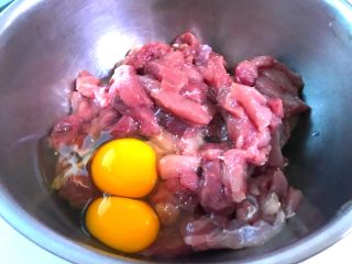 小酥肉,加了两个鸡蛋，因为做的比较多，正常放一个鸡蛋就可以