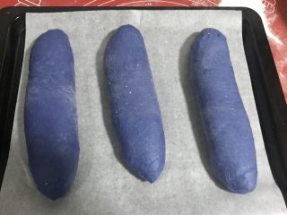 星空麻薯软欧,三个依次做好，放入烤盘，发酵。