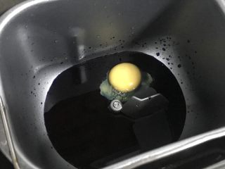 星空麻薯软欧,用汁液125克，倒入面包桶，放进去一个鸡蛋，看着漂亮，才多拍了这一步。