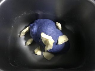 星空麻薯软欧,面团大概十分钟就光滑了，放入黄油，继续和面，程序结束后发酵。