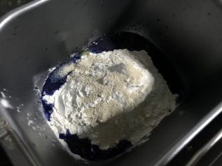 星空麻薯软欧,依次放入盐，糖，高粉，酵母，启动和面程序。
