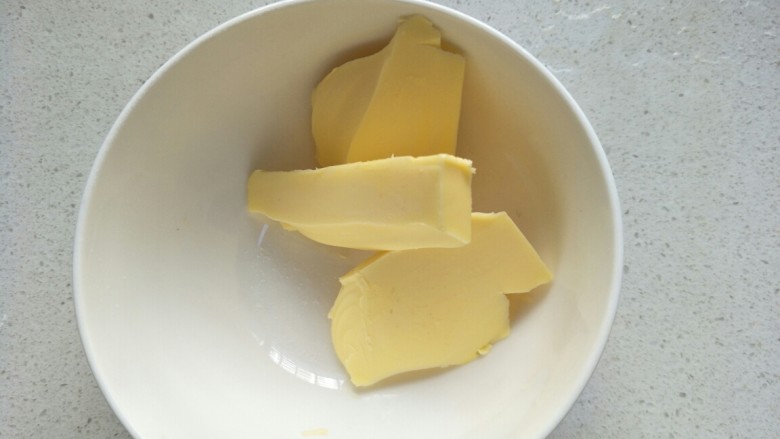 南瓜土司,然后加入软化的黄油继续揉。