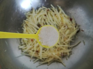 快手香辣土豆丝,加入2g食盐。