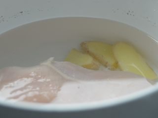 柠檬薄荷鸡丝,冷水放入鸡胸肉、姜片烧开，煮熟