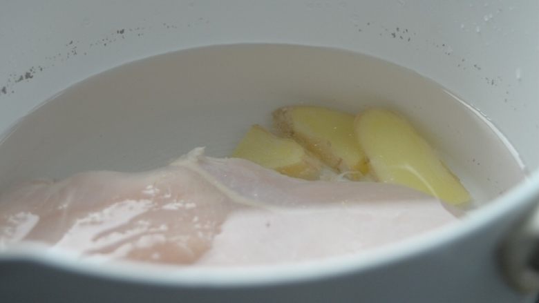 柠檬薄荷鸡丝,冷水放入鸡胸肉、姜片烧开，煮熟