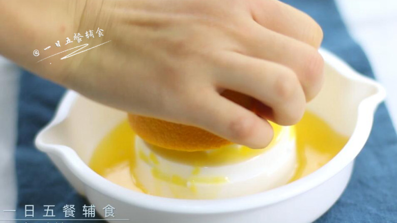 橙汁磨牙饼干,将半个橙子挤出汁取50克橙汁。可以用手挤，也可以用料理机。