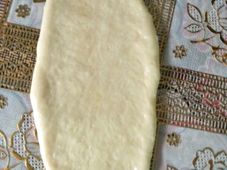最爱面包+心形椰蓉面包,轻轻擀成长舌状，要小心爆开哦！