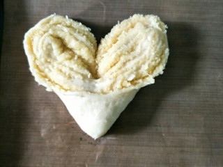 最爱面包+心形椰蓉面包,放烤盘里，把切口往两边翻过来，整理好形状