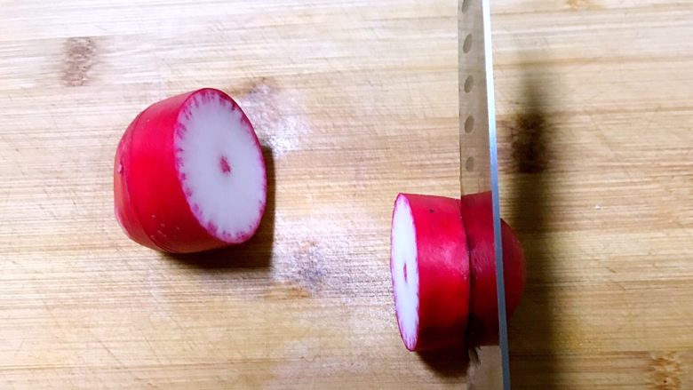 东北特色蘸酱菜,用刀在水萝卜的1/2处切1/3深，不要切断