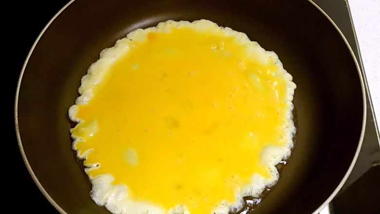 东北特色蘸酱菜,锅里加入大豆色拉油烧热后加入鸡蛋液