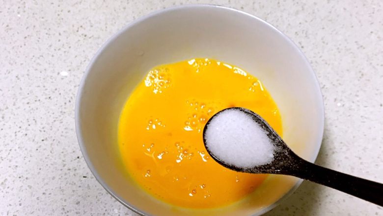 火腿吐司盏,鸡蛋液里加入精盐调匀