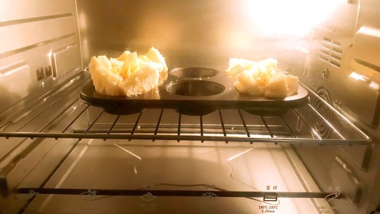 火腿吐司盏,把烤盘放入预热好的烤箱里，上下火160W，烤10分钟