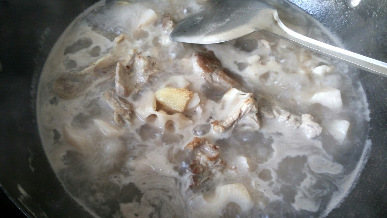 #感恩节食谱#   排骨藕汤,锅中倒入白开水，淹过排骨和藕，烧开后捞出浮沫。