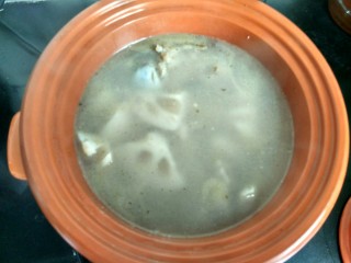 #感恩节食谱#   排骨藕汤,将排骨，藕和汤倒入紫砂锅中。