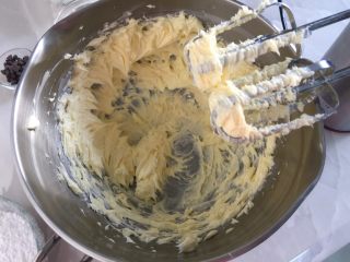 巧克力双色曲奇,用电动打蛋器将软化好的黄油稍稍打发。