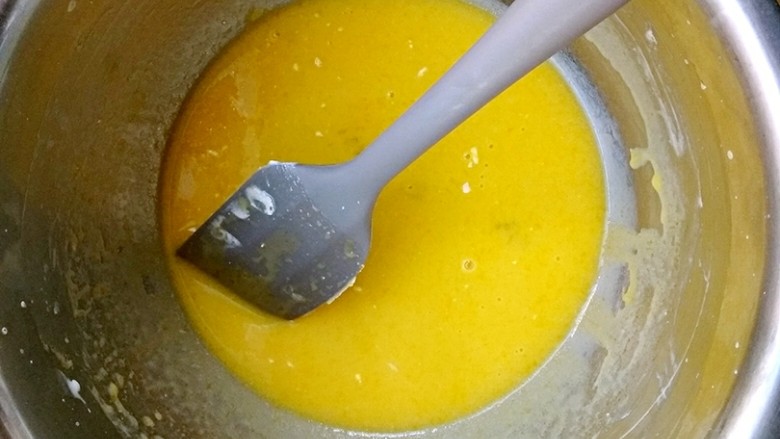 毛巾面蛋糕卷,蛋黄和蛋白分离到两个干净无水无油的盆里。然后把<a style='color:red;display:inline-block;' href='/shicai/ 219'>牛奶</a>+油（最后是清淡的玉米油或者色拉油一类的）和四颗蛋黄一起搅拌均匀，这个过程可以称之为乳化。