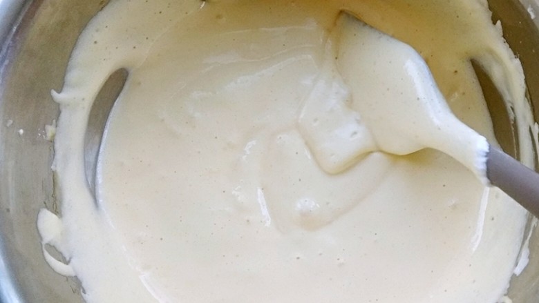 毛巾面蛋糕卷,第三次可以把所有的蛋白放进蛋黄糊里翻拌均匀至这样的状态。