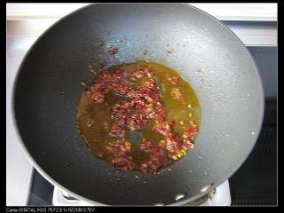 三丝酱茄条,6.	小火炒至出红油。