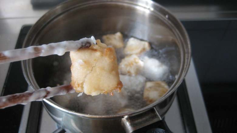 焦溜素肉,锅中倒油烧热，放入素肉，中火炸至外皮金黄捞出。