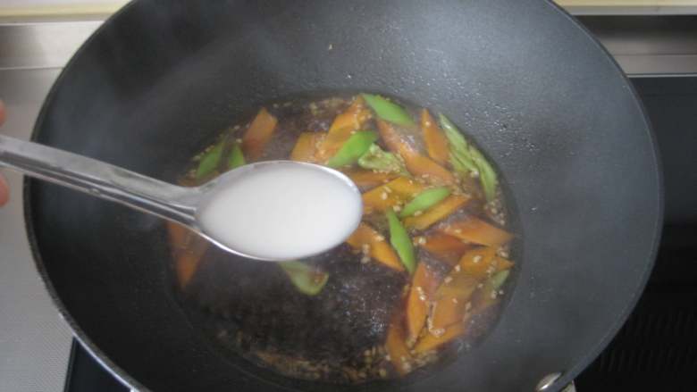 焦溜素肉,加水淀粉勾芡，煮至汤汁粘稠。