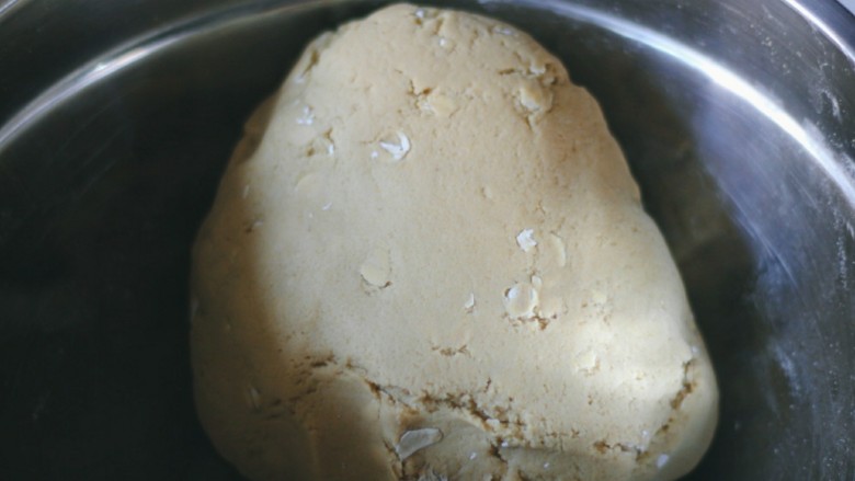 红糖燕麦窝头,反复揉面使麦片均匀的混合进面团中。